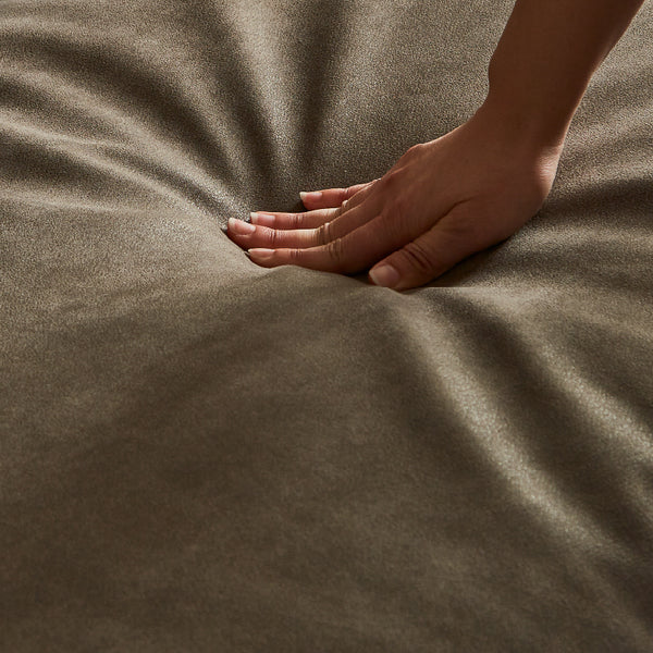 座面には、フェザーと高密度ウレタンを使用し、長時間座っても負担少なく快適にくつろげます。 #PLT105 クロムオレンジ（プライムレザーテックス）