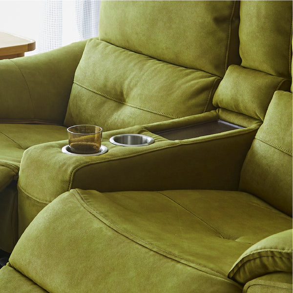 コンパクトなソファの中央には、最小限のスペースでドリンクや小物が置ける便利なコンソール付き。 #PLT102 インディーブルー（プライムレザーテックス）