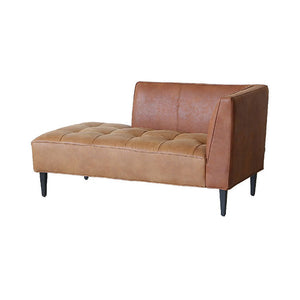 ソファに座って左側に肘が付いています。 #ブラウン