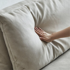 背面にはもっちりと密に詰まったシリコンフィルを使用。 #PLT111 プラチナグレー（プライムレザーテックス） #左カウチ