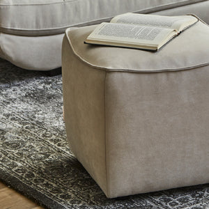 張地は当社オリジナルのレザーテックスシリーズ生地を採用。心地のよい肌触りと上品な質感が特徴です。 #LT03 チャコールブラック（レザーテックス アニリン）