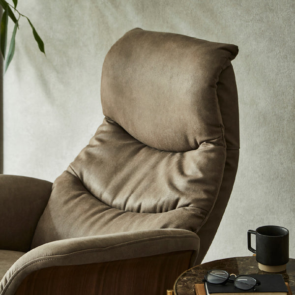 ヘッドレストは無段階での角度調節が可能なため、お好みの角度に調節してご使用頂けます。 #PLT112 ヨーロピアングレー（プライムレザーテックス）