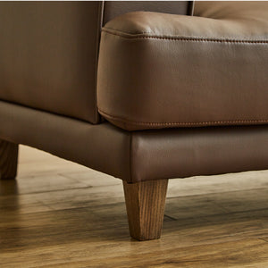 脚はブラウン色のアッシュ材を使用し、落ち着いた印象に。脚裏にはキズ防止のフェルト付き。※画像は3人掛けソファ #LT01 キャメル（レザーテックス アニリン）