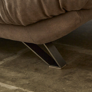 モダンな印象を引き立てるステンレス脚を採用。脚裏には床へのダメージを防ぐフェルトが付いています。 #PLT105 クロムオレンジ（プライムレザーテックス）