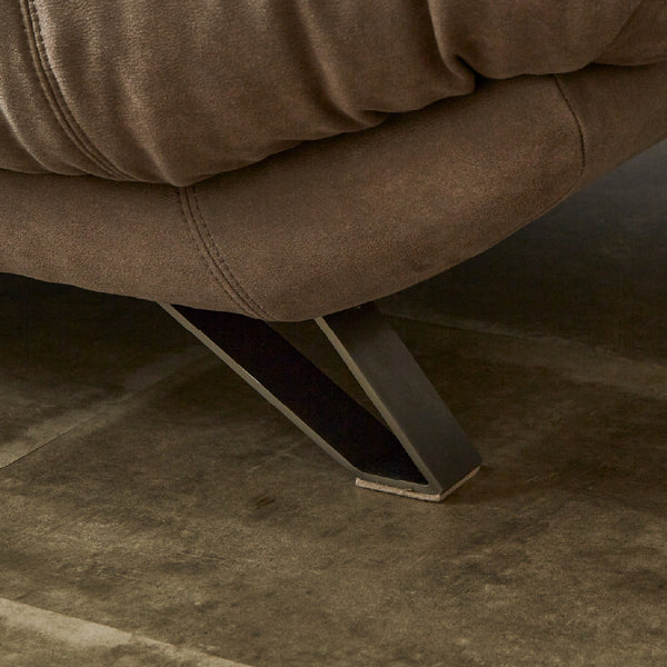 モダンな印象を引き立てるステンレス脚を採用。脚裏には床へのダメージを防ぐフェルトが付いています。 #PLT105 クロムオレンジ（プライムレザーテックス）