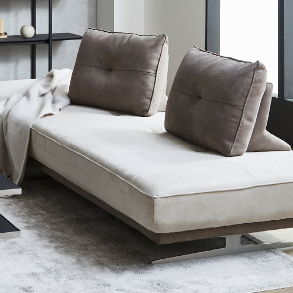 柔らかなニュアンスカラーと繊細なシルバー脚が、洗練された上質感を演出します。 #PLT111 プラチナグレー×PLT112 ヨーロピアングレー（プライムレザーテックス）