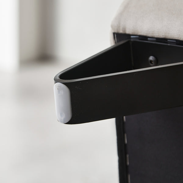 脚裏には樹脂パーツが付属しています。※床に直接触れる場合は、引きずったりしないでください。キズの原因になります。 #PLT102 インディーブルー（プライムレザーテックス）