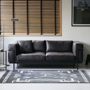 重厚感のあるクッション、すっきりとしたスチールフレームのバランスが絶妙。 #アッシュブラック（スーパーレザーテックス）