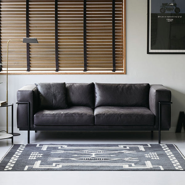 重厚感のあるクッション、すっきりとしたスチールフレームのバランスが絶妙。 #アッシュブラック（スーパーレザーテックス）