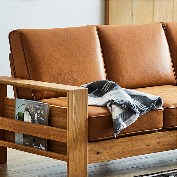 座面には高密度ウレタンフォームを使用し、包まれるような背当たりと硬めでコシのある座り心地を実現。 #LT03 チャコールブラック（レザーテックス アニリン）