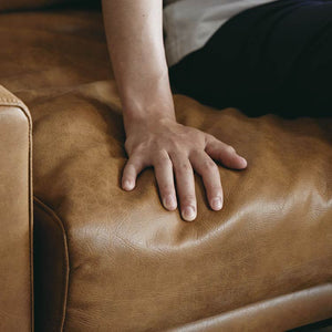 フェザーの下には身体をしっかり支えてくれる、高品質のウレタンフォームを使用。 #オーカーブラウン（スーパーレザーテックス）