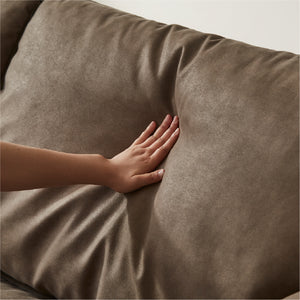 背面にはスモールフェザーとウレタンを組み合わせ、やわらかくも弾力のある背当たりに。 #PLT111 プラチナグレー（プライムレザーテックス）