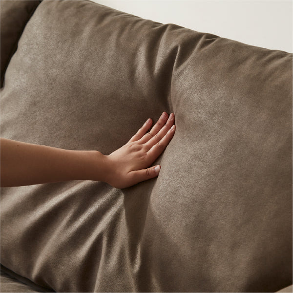 背面にはスモールフェザーとウレタンを組み合わせ、やわらかくも弾力のある背当たりに。 #PLT111 プラチナグレー（プライムレザーテックス）