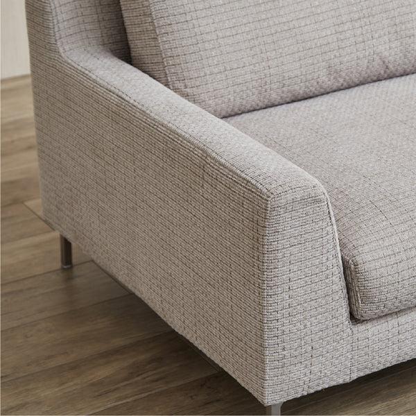 張地は当社オリジナルのファブリック生地を使用。素材や織り方が異なり、手触りの良い上質な生地です。 #F53 シルキーグレージュ（ファブリックBランク） #右カウチ