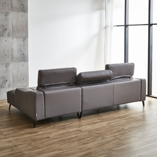 背面までこだわった高級感溢れる美しい佇まいで、お部屋を彩ります。 #SILT21 スノーホワイト（シルキーレザーテックス） #右カウチ