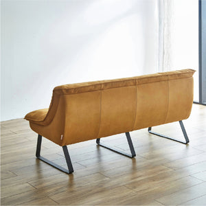 背もたれから座面まで続く緩やかなカーブが身体に優しくフィットします。長時間座っても疲れない快適な座り心地です。 #PLT104 ハニーレモン（プライムレザーテックス）