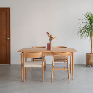 天板や脚部に施された丸みのあるライン。 小さなお子さまがいるご家庭でも安心感があり、空間全体をやわらかい印象に仕上げます。 #オーク #幅100cm