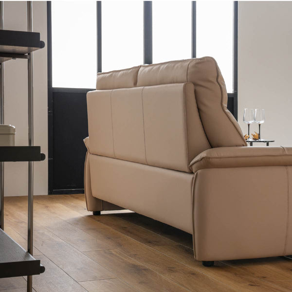 背面までこだわって美しくデザインしているため、お部屋の中央にレイアウトすることもできます。 #FLT01フォギーグレージュ