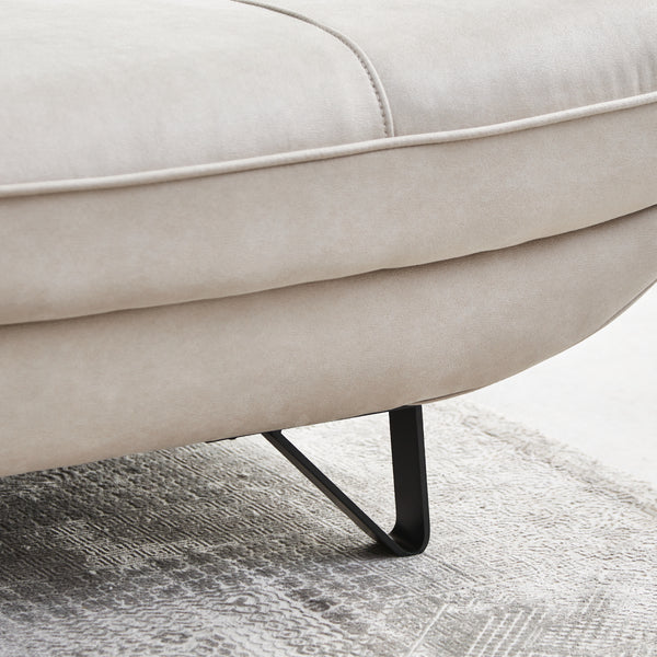 脚にはブラックスチールを採用。繊細なスチール脚が全体のボリューム感を抑え、スタイリッシュな印象を与えてくれます。 #PLT102 インディーブルー（プライムレザーテックス）