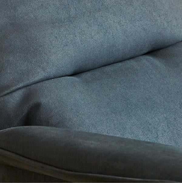 張地はプライムレザーテックスを使用。落ち着いた発色が魅力的で高級感があり、しっとりとした肌触り。 #PLT111 プラチナグレー（プライムレザーテックス）