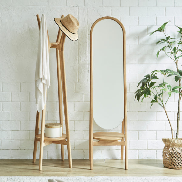 オークの無垢材を贅沢に使用した木の風合いを存分に楽しめる仕上がりで、 ハンガーや帽子、バッグなど、日常の小物をまるでインテリアの一部のように美しく掛けておけるのが魅力的です。 #節有オーク