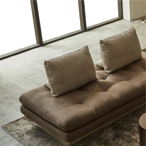 別売りの置き型背クッションを組み合わせて、自由なレイアウトを楽しみながら最高のくつろぎを実現。 #PLT112 ヨーロピアングレー×FLT06 トープベージュ #シルバーヘアライン