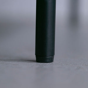 脚はスッキリとしたデザイン。 #アッシュブラック（スーパーレザーテックス）