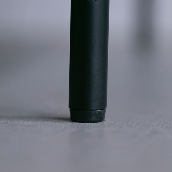 脚はスッキリとしたデザイン。 #アッシュブラック（スーパーレザーテックス）