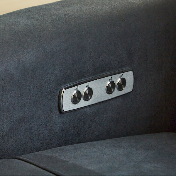 リクライニングは肘の内側にあるボタンで簡単に操作できます。 #PLT111 プラチナグレー（プライムレザーテックス）