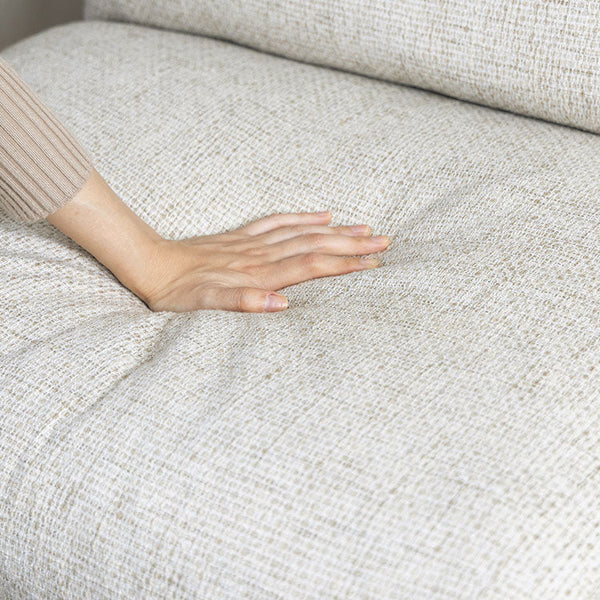 クッションにフェザーをつかい、柔らかく心地よい使用感に仕上げています。 #シュガーベージュ