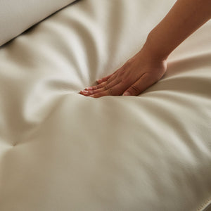 座面のにはシリコンフィルを採用。 #SILT22 フロスホワイト（シルキーレザーテックス）