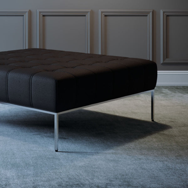 座面下からちらりと見える、ステンレスの細めの脚が高級感を高めています。 #LT01 キャメル（レザーテックス アニリン）