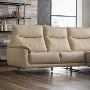 各座面は身体にすっぽりとフィットするように、中央がくぼんだバケットシートを採用。 #FLT13 シアーベージュ（ファインレザーテックス） #左カウチ