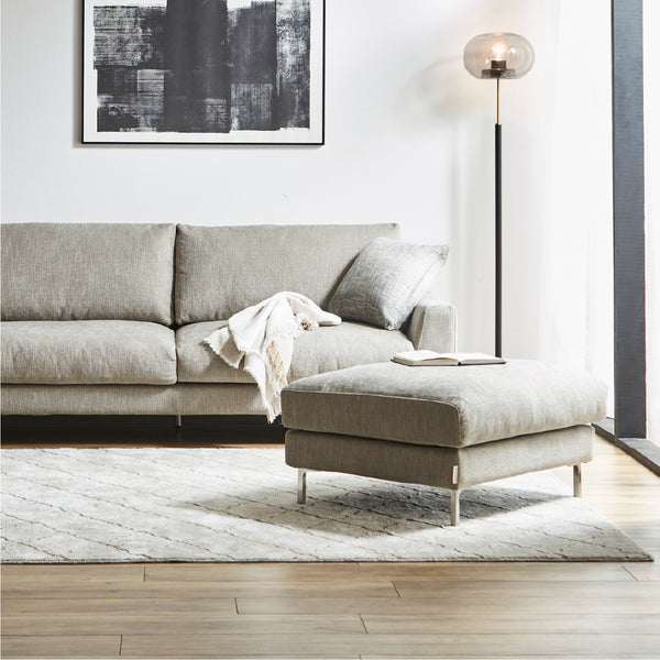 十分な座面の広さがありながらも、圧迫感を感じさせないローワイドなデザイン。 #A41 カスタード（ファブリックAランク）