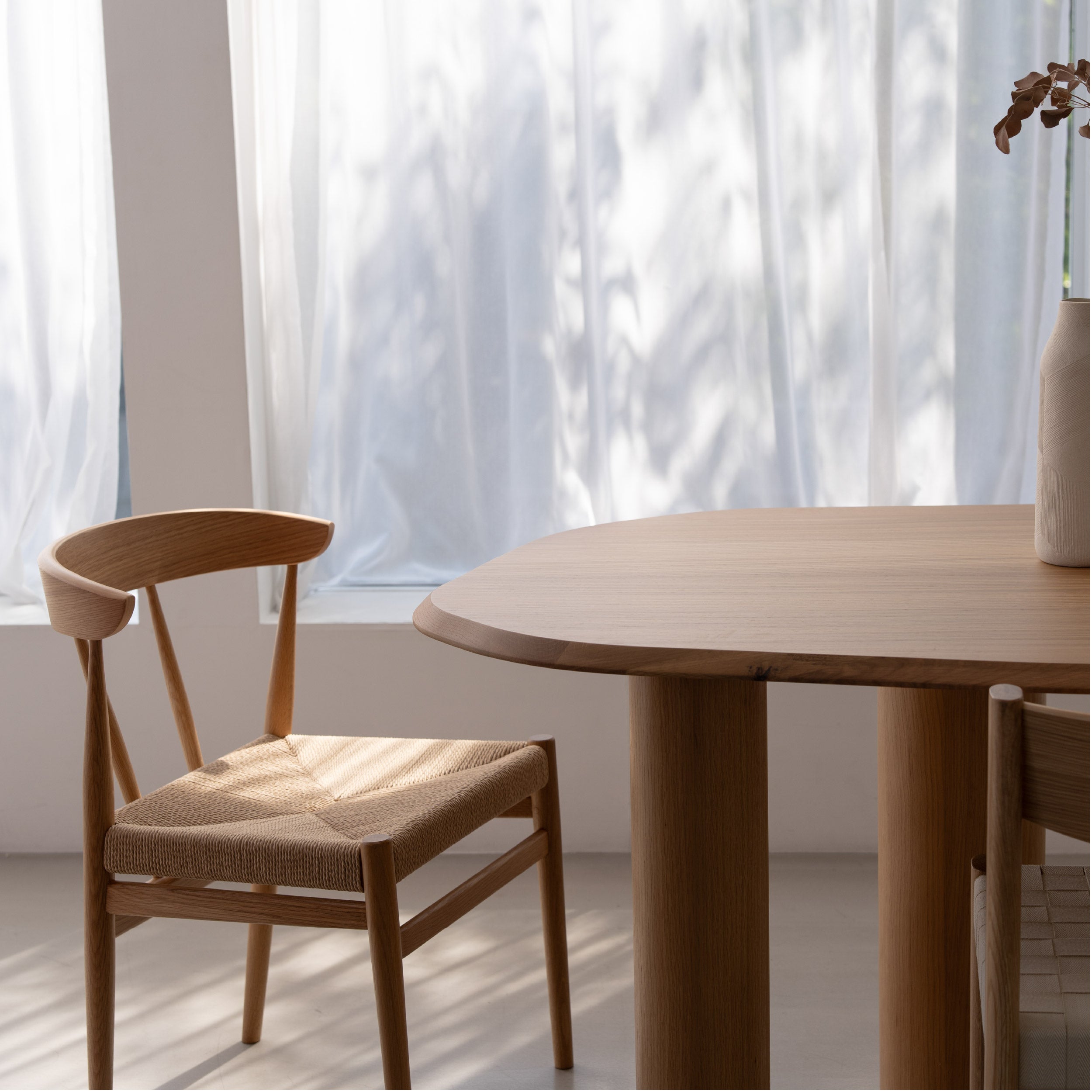 ニーブ ダイニングテーブル