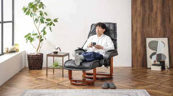 やわらかな座り心地は身体を包み込むようなリラックス感が魅力です。しっかりとした座り心地は姿勢を保ちやすく、長時間座るシーンにも適しています。